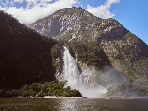 Lady Bowen Falls, Milford Sound, New Zealand [OC] [5331x3998]
