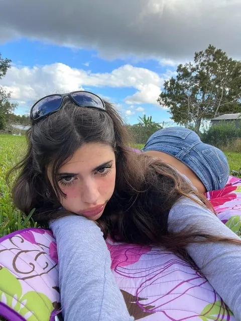 Is it healthy to goon for 5 hours  and don’t care about sleep 😵‍💫 help me to stop this pls 😵‍💫