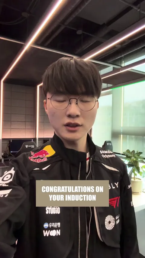 Faker and Uzi congratulate Caps on the HOL: "Its always a lot of fun facing you on the rift and playing such great matches. I hope you keep working Hard and win Worlds someday."