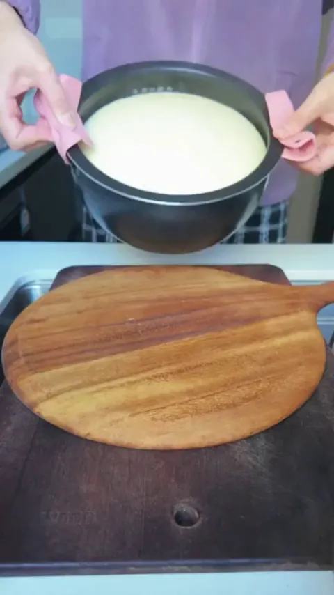 This freshly baked cake looks so smooth.