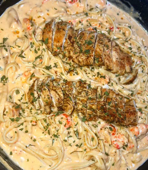 I made Cajun alfredo with chicken in a crawfish cream sauce 😋