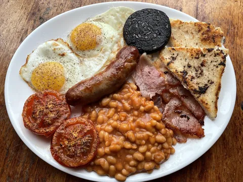 [Homemade] Full English with fried bread from the bacon pan (I didn’t have any mushrooms in)