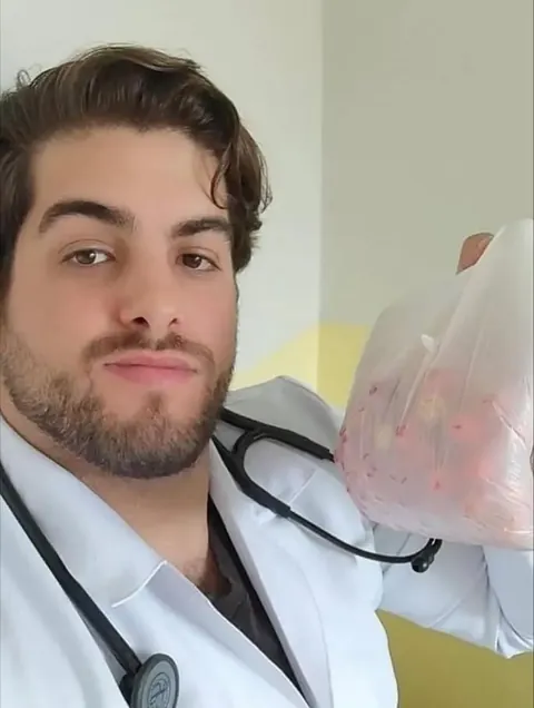 Douglas Ciríaco is a doctor from Ouro Branco in Alagoas, Brazil, known for treating patients without asking for payment. Many of those he helps come from remote areas with little access to medical care. Instead of money, they thank him with simple gifts like fruit, vegetables, eggs, or baked goods.