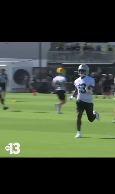 [Highlight] Pete Carroll keeping his fitness up to par with wind sprints during Raiders practice.