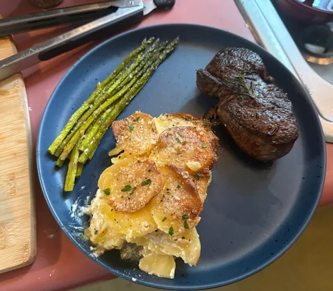 [Homemade] Filet Mignon with Gratin Dauphinois and Parmesan Asparagus