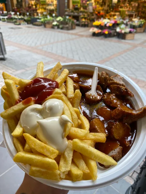 [I ate] Currywurst + Pommes