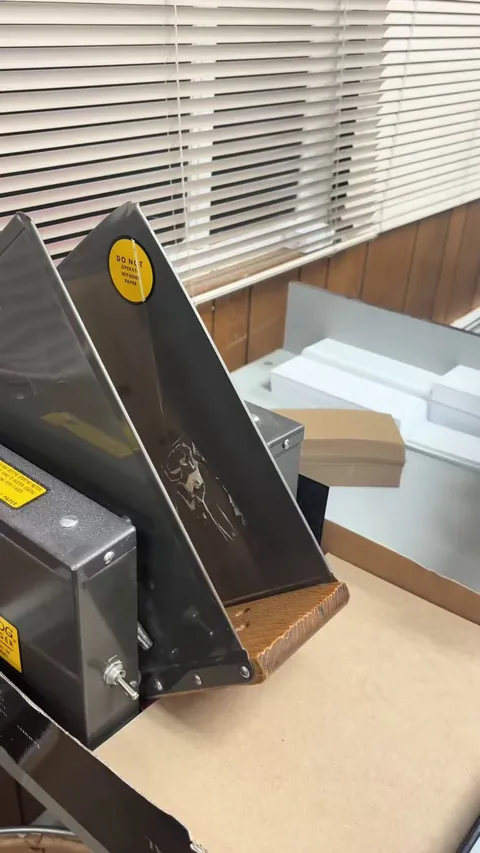 Paper trueing machine