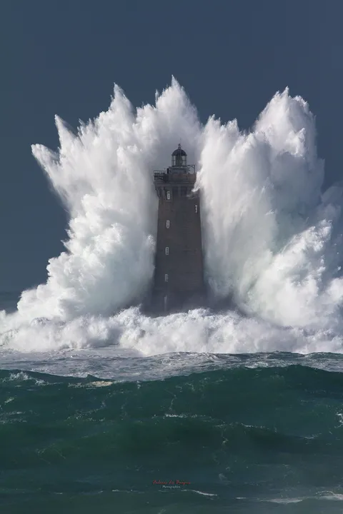 🔥 When the wave is bigger then the lighthouse