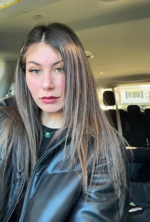 Born in 1999, 1 kid... Am I still hot? 🫣➡️ F27