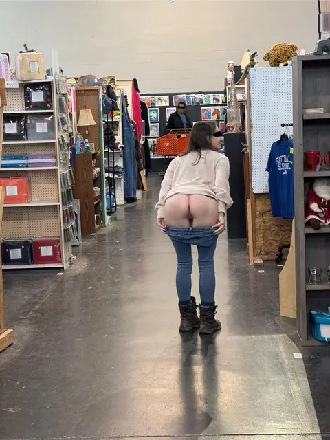 Showing my tits and ass at the peddlers mall 😁