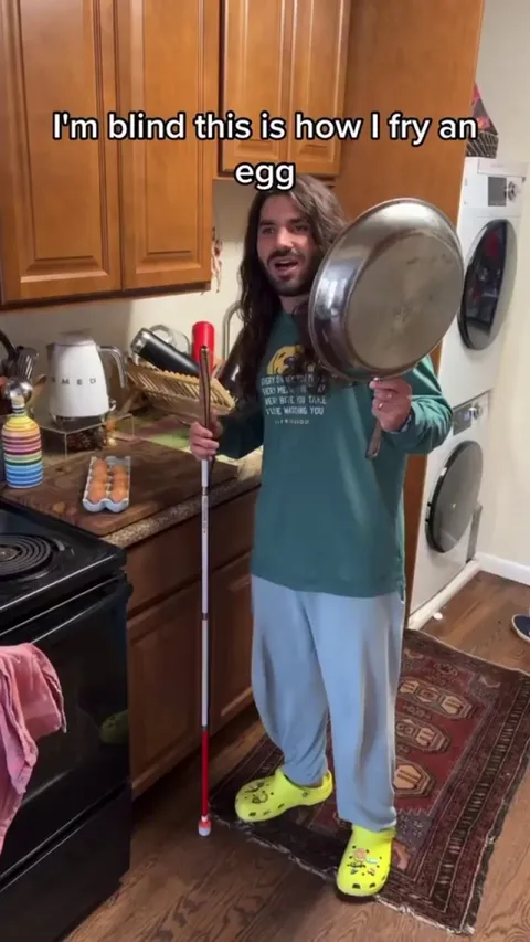 This is how a blind man fries an egg