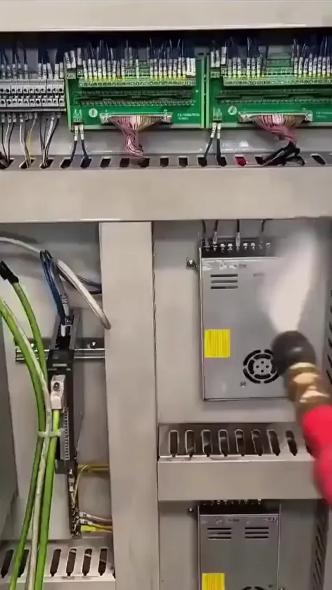 Cold shower for server to clean electronics: specialized fluids based on hydrofluoroethers are used. While the process may seem like a simple dousing of water, it is a completely safe method of cleaning electronic components.