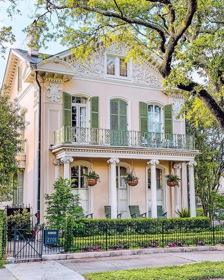 Pink townhouse in New Orleans, Louisiana [1080×1350]