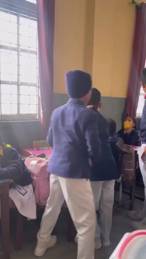 These young good hearts collected money to pay fees of his friend 🥺 I hope these young angels continue their pure and innocent spirit and bless the world 🙌