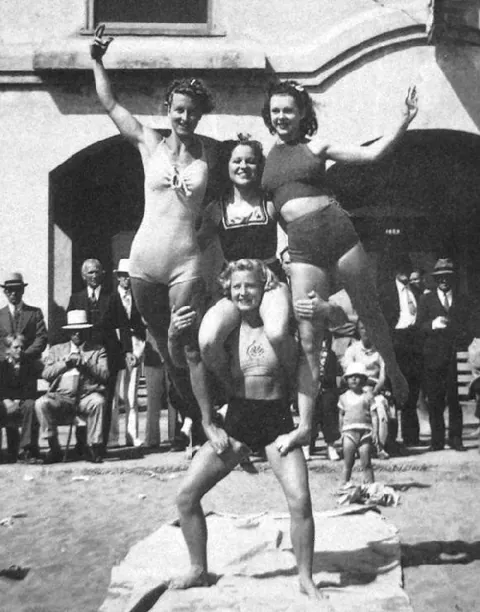 Photos of Stunt woman and athlete Relna Brewer Mcrea during her prime in Santa Monica, California, 1946. 5ft 2in and 110 pounds, could hold over 120 on one hand
