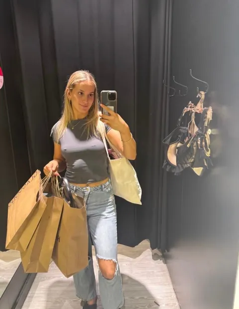 Swipe pour me déshabiller dans la cabine d’essayage 🤭