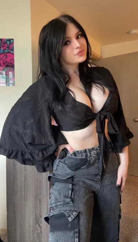 Starts off safe but it gets hotter with each slide. How far you can you get before stroking again? Once you stroke you are not allowed to go further. I bet most of you can't even make it past slide 5 without stroking. Even though the first real nudity is only at 17🤭