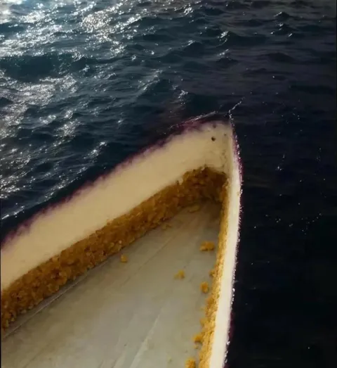 PsBattle: This blue cheesecake