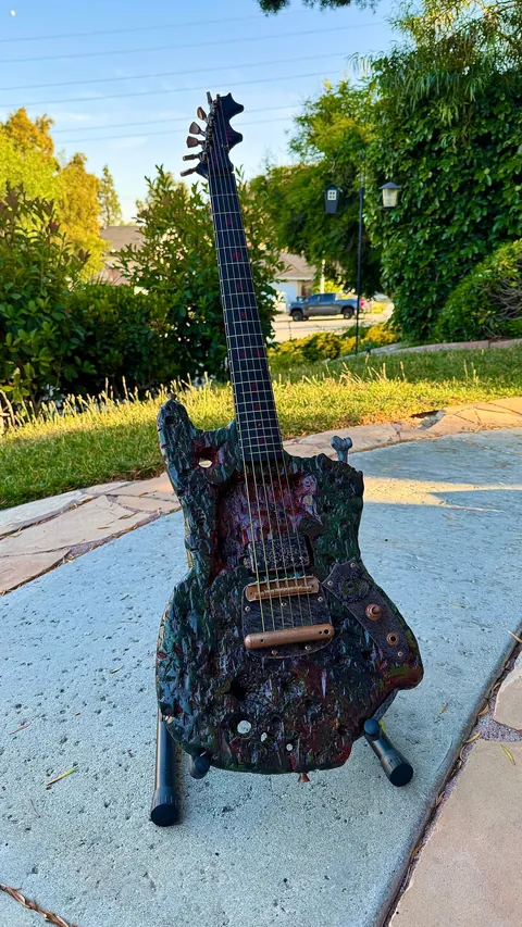 Turned my old guitar into a Zombie guitar.