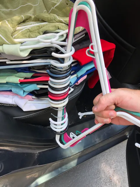 How to easily carry clothes when moving