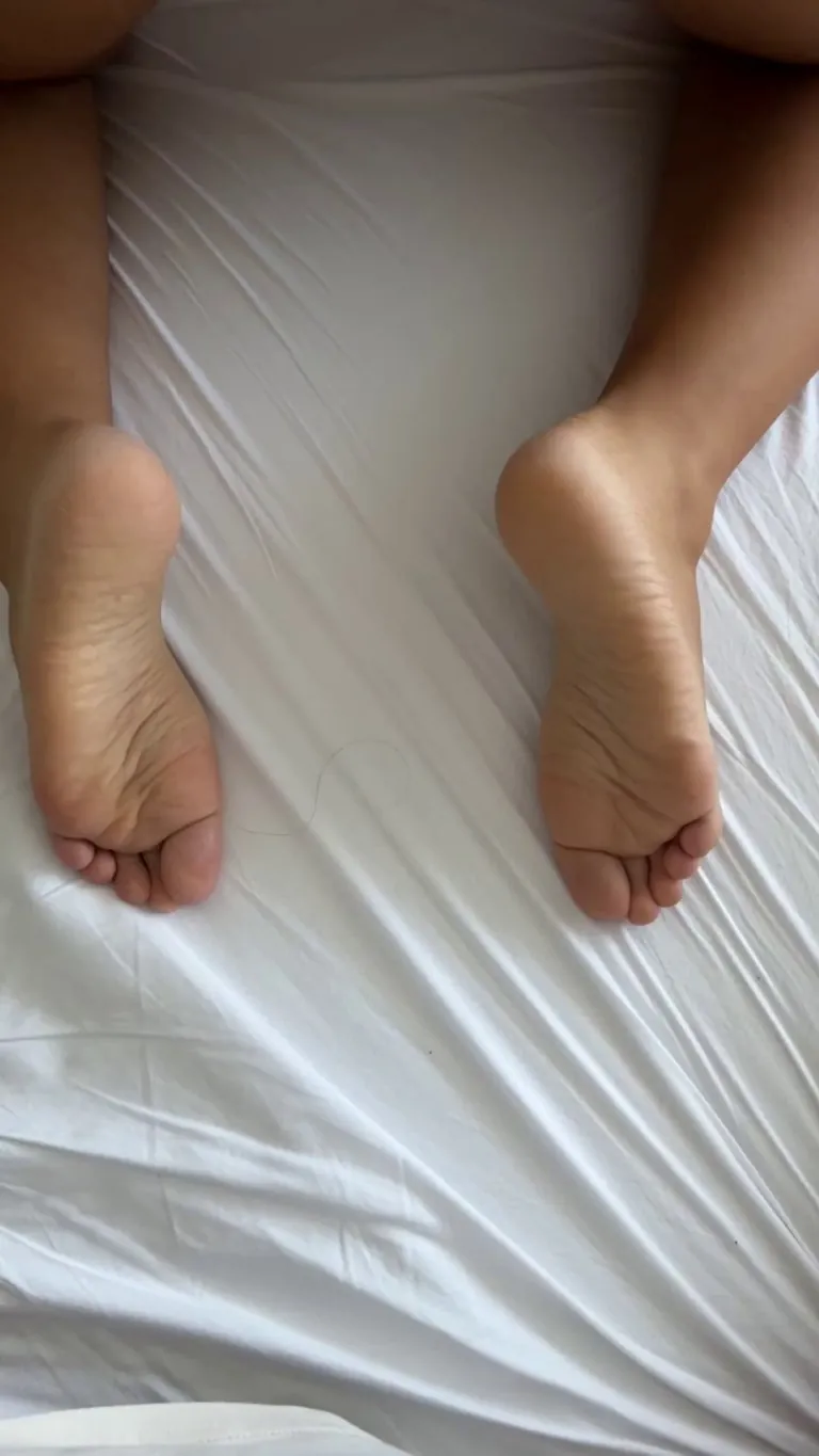 Please suck my toes and fuck my ass 🥹