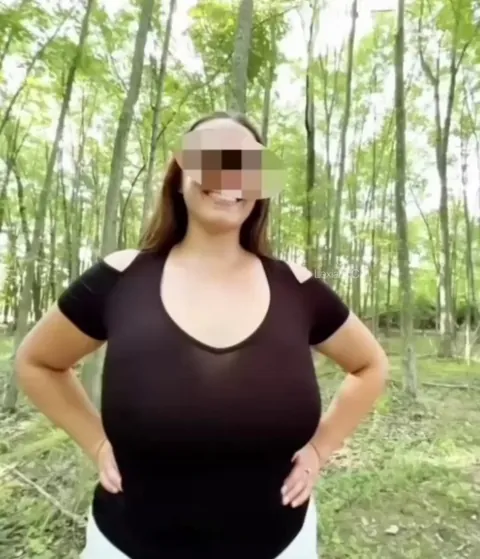 A walk in the park is more enjoyable with my tits out