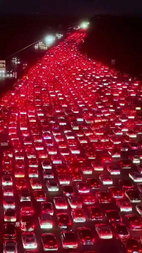 People in China returning home after 8 day Golden week holiday