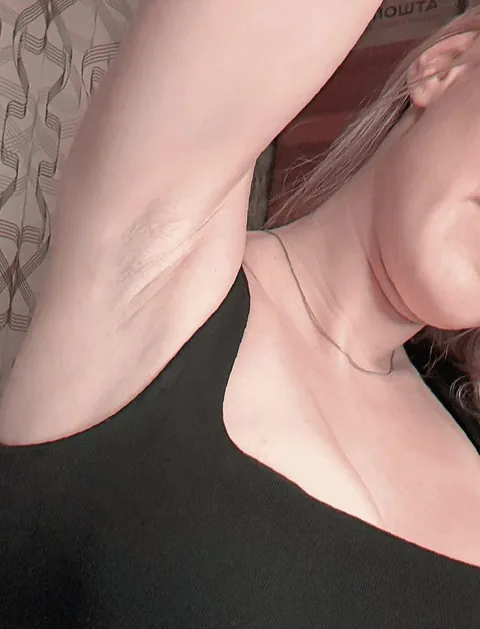 I really want someone to lick my clean shaved armpits, like sorry Ik this is kinda wrong and gross but I got pretty weird kink