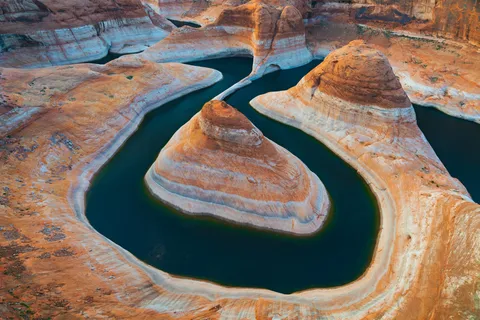 Lake Powell glowing in late evening light [OC][2000x1333]