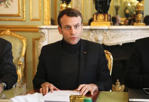 Macron ressemble de plus en plus à un méchant de James Bond.