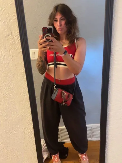 Born in 1999, 1 kid... Am I still hot? 🫣➡️ F26