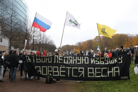 Photos from the Russian anti-war opposition march in Berlin today.
