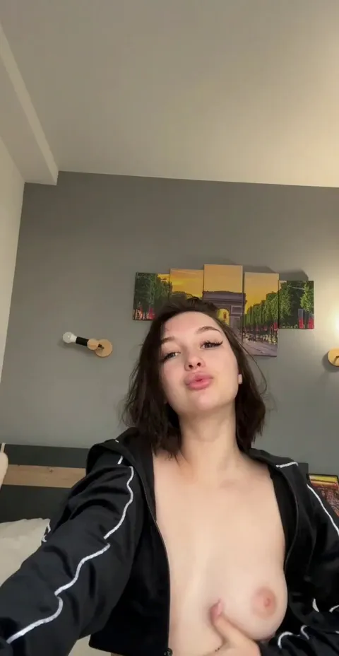 I really like show my nipples here