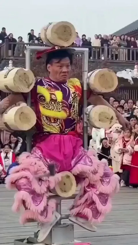 A spectacular street act of axe throwing in Cangzhou, China