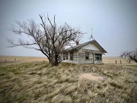 𝚊 𝚐𝚑𝚘𝚜𝚝 𝚘𝚗 𝚝𝚑𝚎 𝚙𝚛𝚊𝚒𝚛𝚒𝚎