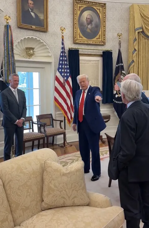 Trump proudly points out that Charles Schwab made $2.5 Billion in the stock market today.