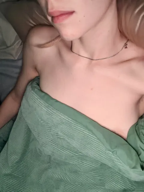 good morninggg:) question [f]or you!! do you prefer good girls or girls who wake up already misbehaving?😏🤭