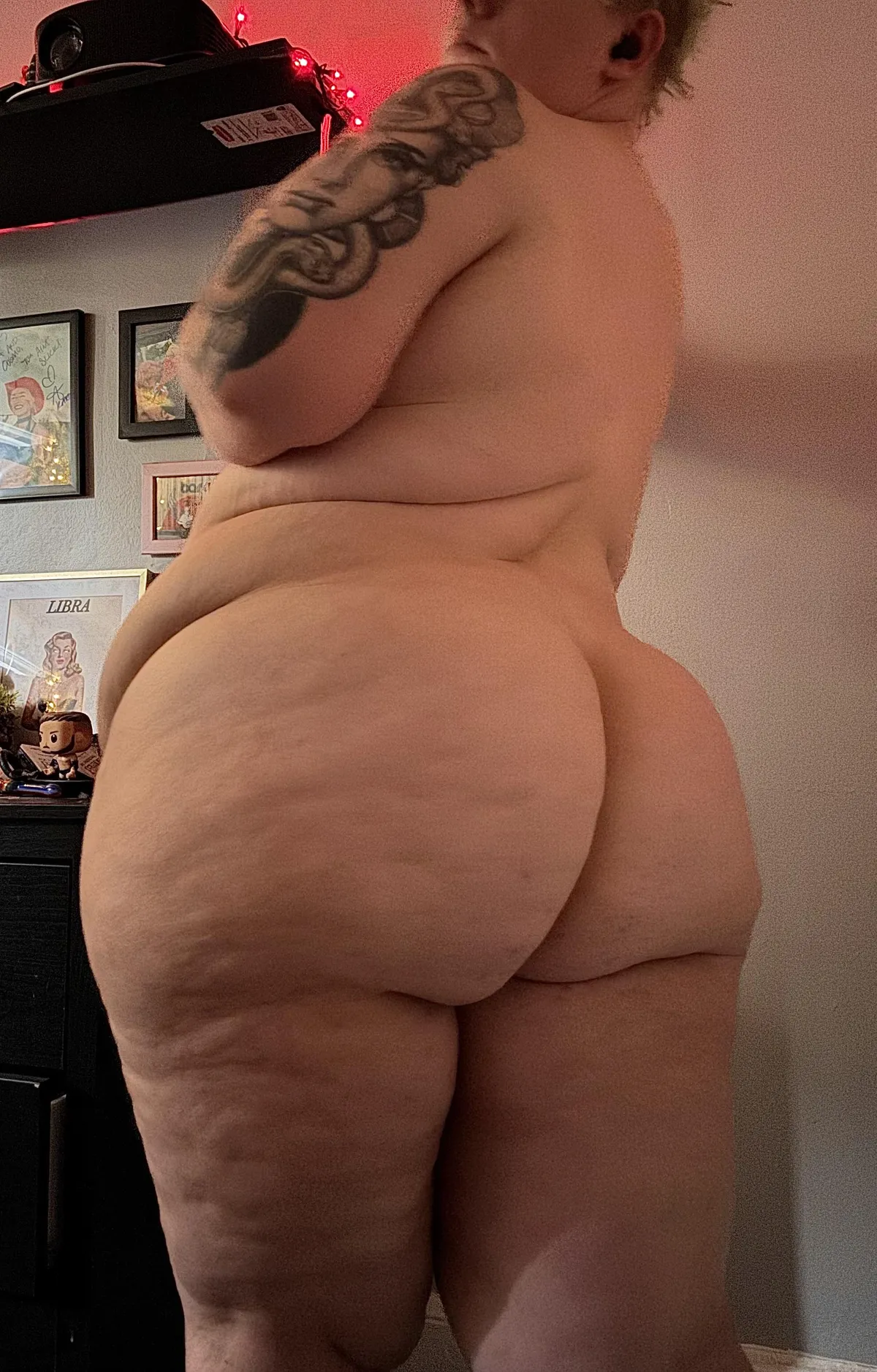 good morning, hope this makes it great😈🖤