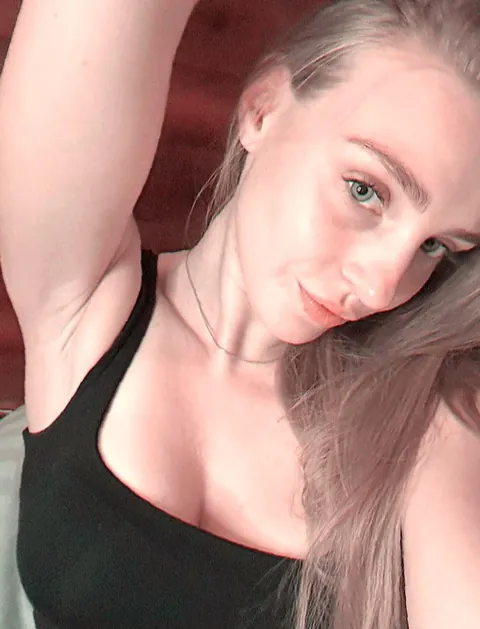 I really want someone to lick my clean shaved armpits, like sorry Ik this is kinda wrong and gross but I got pretty weird kink