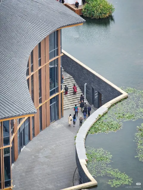 Temple in the lake. Longxing temple, Chengdu, China