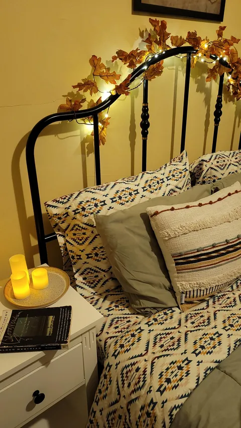 After 3 years I decided to finally cozify my bedroom 🍂🍁