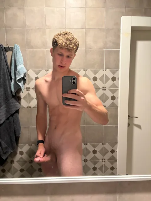 Front or back? Need a daddy to show me the ropes 🫣