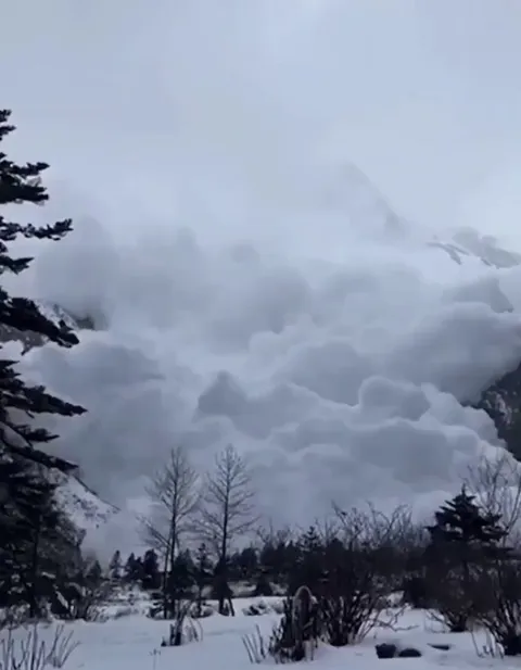 Tourists in Tibet filming avalanche are caught off guard by speed