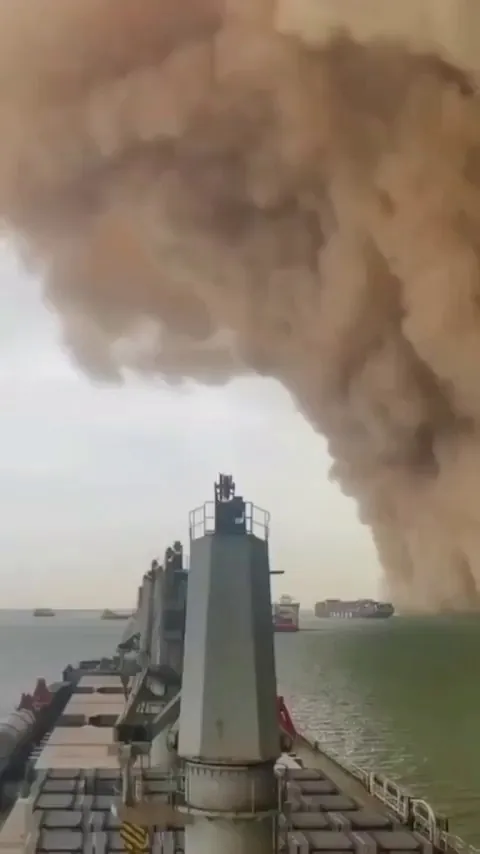 Sandstorm at sea 