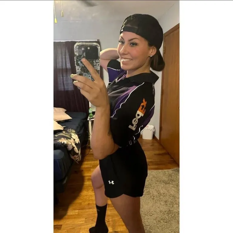 Born in 1999, from Iowa, 1 kid... Would you still fuck me?🌽💦➡️