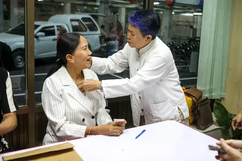 The first couple to officially tie the knot after the Marriage Equality Law took effect in Thailand are two inspiring women! Sumalee (64) and Thanaporn (59) have waited for recognition since 2010. They traveled early in the morning to register their union.