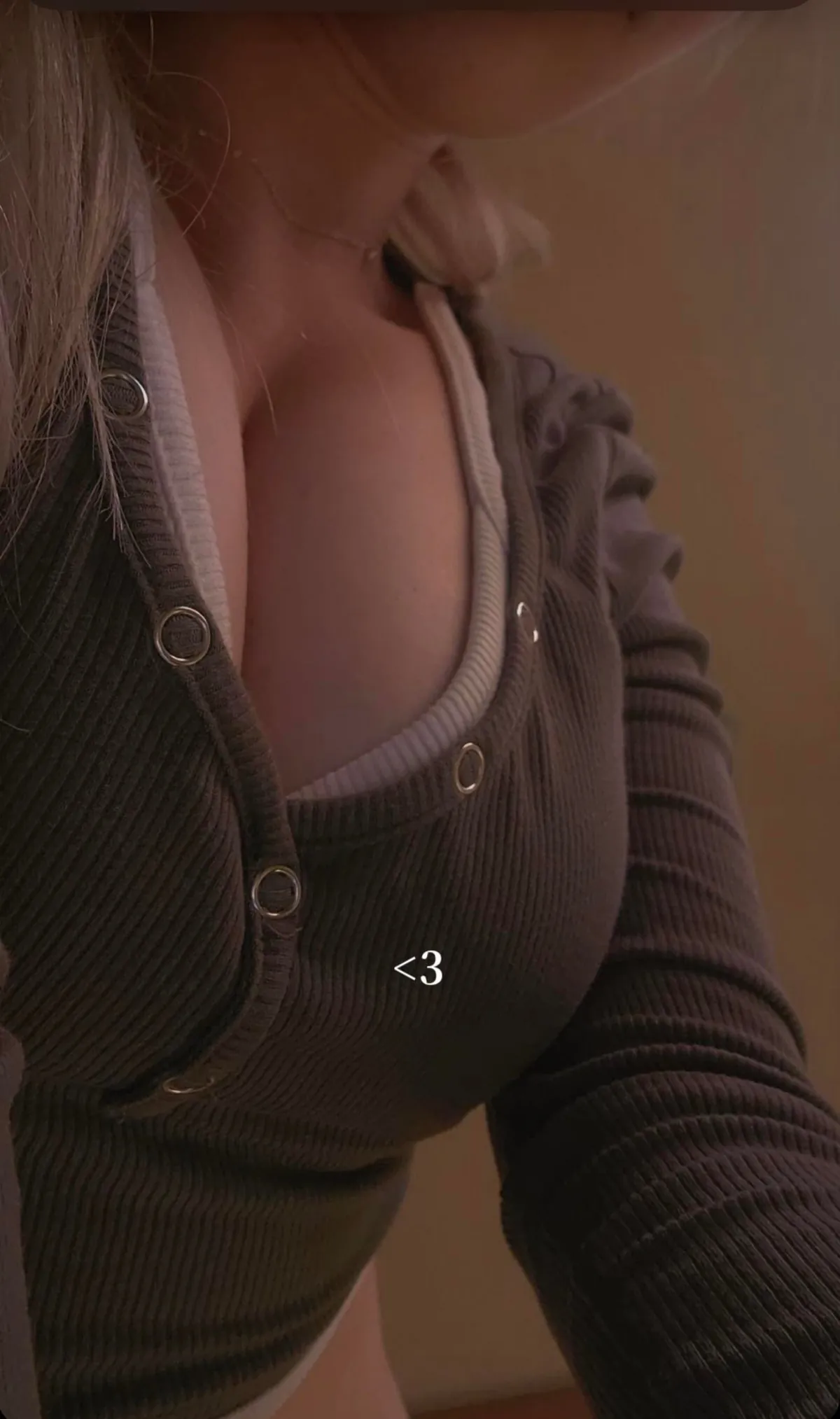 (F22) I just wanna show off and make someone on Reddit cum 😋😈