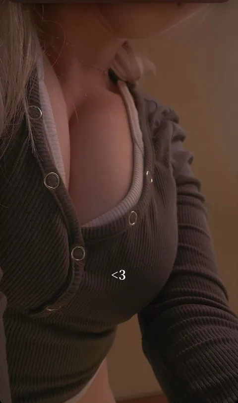 (F22) I just wanna show off and make someone on Reddit cum 😋😈