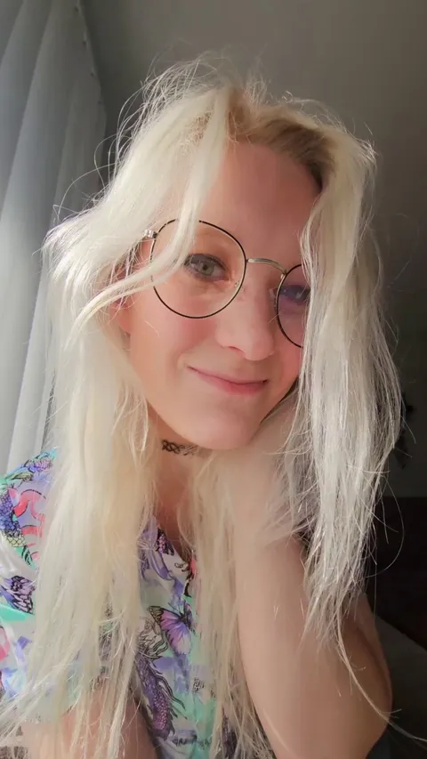 Are you into nerdy girls that have a 5/10 face but have this body type?