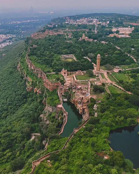 Chittorgarh Fort: India’s largest fort (700 acres, 13 km wall), once home to 84 water bodies that could sustain 50,000 people.